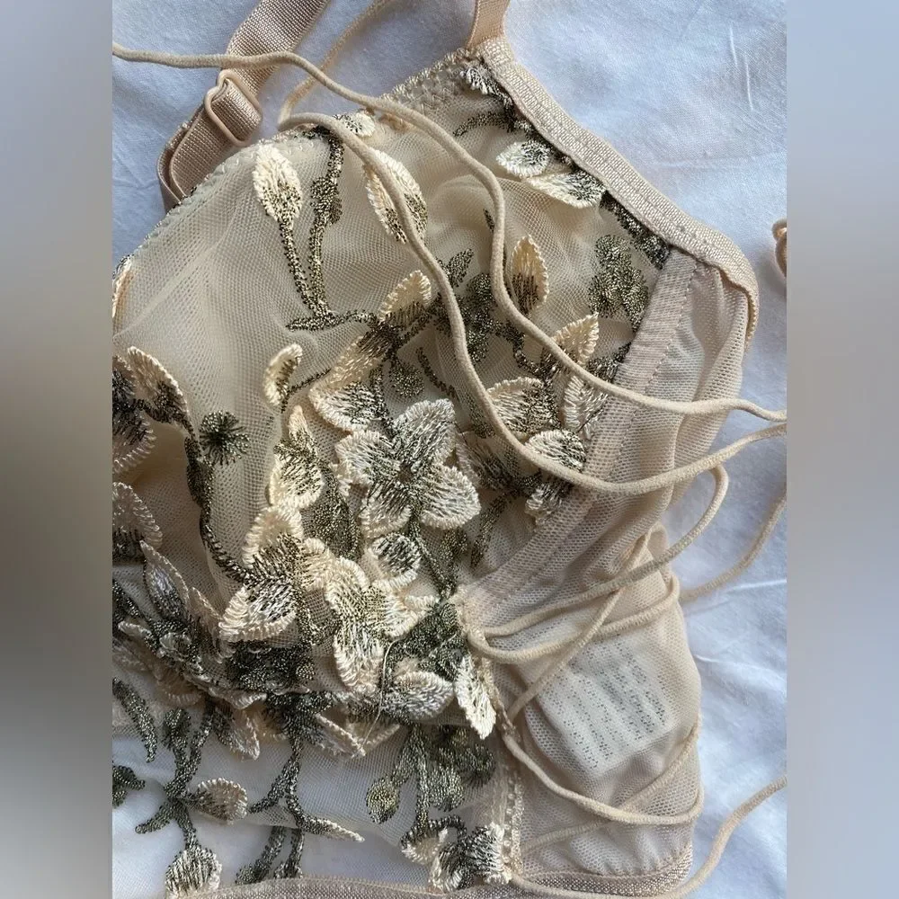 embroidered tulle interior set, completely new